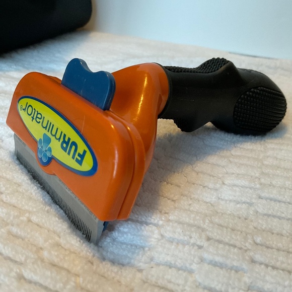 Professional Dog Grooming Kit - Wahl Bag, 8 Grooming Tools, Smock and Lab Coat - Picture 3 of 16